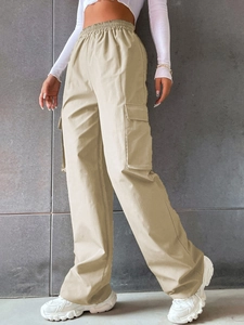 Vue détaillée du pantalon cargo beige avec poches latérales à rabat et taille haute