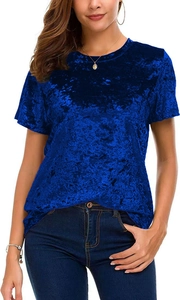 Détail du t-shirt en velours bleu roi avec tissu texturé et encolure ronde classique