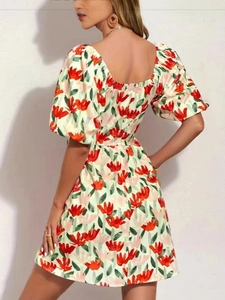 Robe d'été à fleurs avec manches lanternes et dos nu élégant, vue de dos du modèle