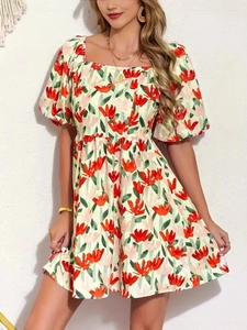 Robe courte fleurie avec manches lanterne et encolure carrée en beige et rouge