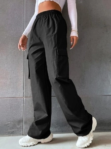 Pantaloni cargo neri da donna a vita alta con elastico e ampie tasche con patta