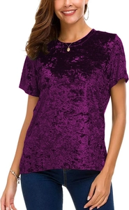 Détail du t-shirt à manches courtes pour femmes en velours violet et texture douce