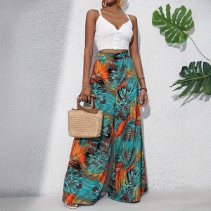 Gros plan du motif de feuilles de palmier tropical et de la texture du pantalon large
