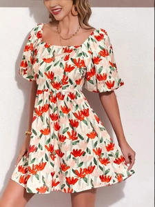 Robe courte à imprimé fleuri avec manches lanternes et col carré sur fond blanc