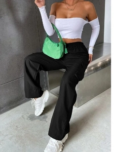 Dettaglio dei pantaloni cargo neri con tasche a patta in uno stile streetwear Y2K
