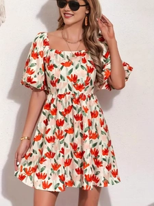 Robe d'été ligne A à imprimé floral avec encolure carrée et manches lanternes courtes