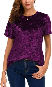 Texture détaillée du t-shirt en velours violet avec col rond élégant et fini brillant