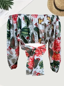 Dettaglio del top con stampa tropicale e fiocco sul retro con spalle scoperte
