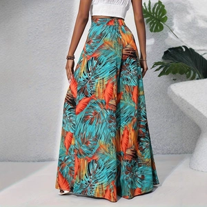Détail du pantalon large à taille haute avec imprimé tropical et taille élastiquée voyage
