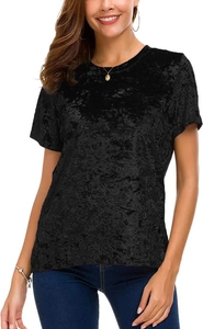 Détail de la texture brillante du t-shirt noir en velours à manches courtes et col rond