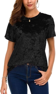 Vue détaillée de la texture velours côtelé sur un t-shirt noir à manches courtes