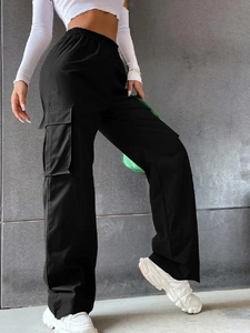 Dettaglio dei pantaloni cargo a vita alta con tasche laterali e vestibilità dritta