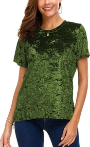 Détail du t-shirt à manches courtes en velours froissé vert foncé sous éclairage studio