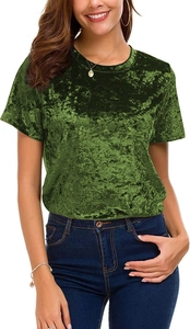 Détail d'un t-shirt à manches courtes en velours vert olive avec texture douce et col rond