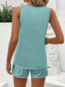 Ensemble d'été deux pièces pour femmes avec haut sans manches et short bleu clair à plumes