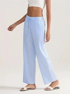 Détail du pantalon large à rayures bleues et blanches avec taille élastique à cordon serrage