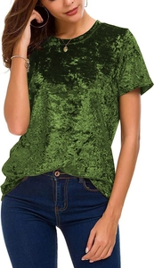 Détail de la texture d'un t-shirt en velours froissé vert mousse avec col rond classique