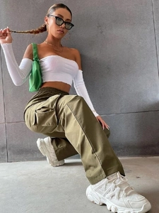 Dettaglio dei pantaloni cargo oliva a vita alta con tasche a patta e elastico in vita