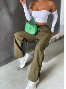 Dettaglio dei pantaloni cargo verde oliva con ampie tasche laterali e vita elasticizzata