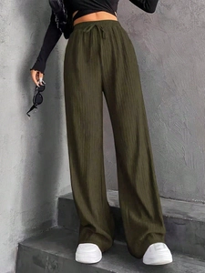 Pantalon femme vert armée à taille haute et jambe large avec texture plissée et cordon