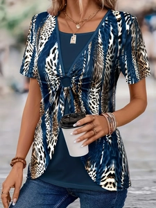 Women's V-neck plus size T-shirt with leopard print and buckle detail in navy blue