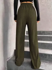 Vue arrière du pantalon plissé vert olive à taille haute avec tissu fluide élégant