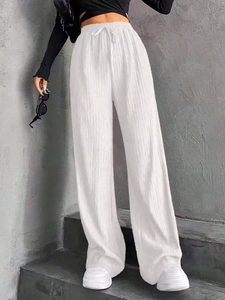Pantalon large plissé blanc à taille haute pour femme avec coupe fluide et cordon de serrage