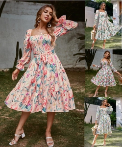 Détail du col carré et du bustier smocké sur la robe midi fleurie à manches longues