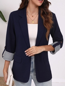 Blazer bleu marine cintré pour femmes avec revers de manches rayés et col tailleur