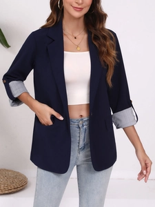 Détail d'un blazer bleu marine avec revers rayés élégants et une coupe ajustée raffinée