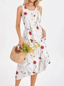 Robe fleurie sans manches élégante avec ourlet asymétrique et imprimé floral frais