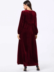 Robe longue élégante en velours rouge foncé à manches longues avec taille haute plissée
