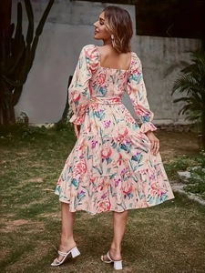 Robe midi fleurie à col carré avec manches bouffantes et jupe à volants étagés