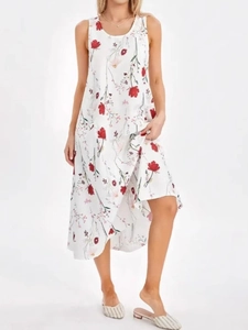 Robe midi élégante sans manches à col rond avec imprimé floral rouge et rose sur blanc