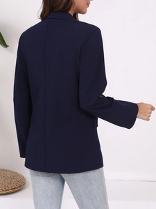 Vue détaillée du dos d'un blazer bleu marine cintré avec fente centrale et revers