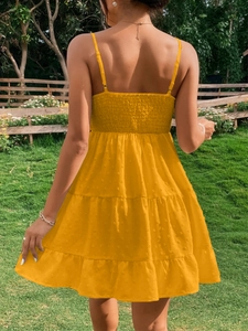 Dettaglio vestito giallo a pois con balze e schiena arricciata con spalline sottili