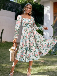 Robe à fleurs col carré avec manches bouffantes, ourlet à volants et lien taille
