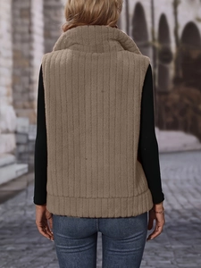 Detailansicht der beigen Teddy-Fleece-Weste mit Stehkragen und vertikaler Rippenstruktur