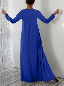 Vue arrière d'une robe longue bleu roi à manches longues avec une jupe fluide de coupe en A