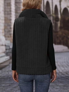 Detailansicht der flauschigen Weste mit elegantem vertikalen Streifenmuster auf dem Rücken
