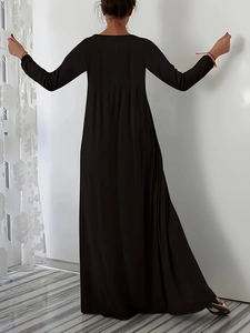 Vue de dos d'une robe maxi noire à manches longues montrant l'ourlet fluide élégant
