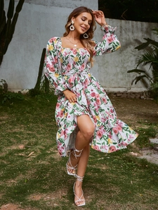 Détail de robe florale à col carré avec buste smocké et manches bouffantes en extérieur