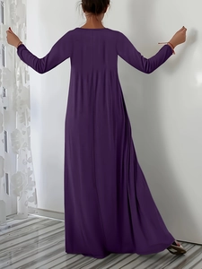 Vue détaillée du dos d'une robe longue violet foncé à manches longues avec plis à la taille