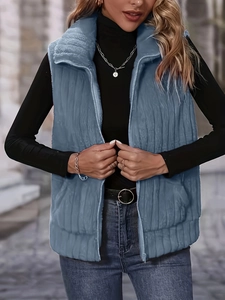 Detail der blauen gesteppten Weste mit Stehkragen und vertikaler Steppnaht für Damen