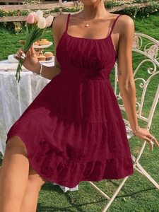 Dettaglio vestito bordeaux a pois con spalline sottili e gonna a balze a strati