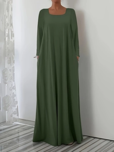 Vue détaillée d'une robe longue vert olive avec col carré, manches longues et poches latérales