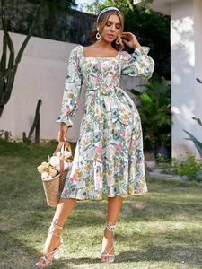 Robe fleurie à col carré avec manches longues évasées et jupe à plusieurs niveaux