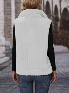 Detailaufnahme der weißen Plüschweste mit weichem Fleece-Stoff und Stehkragen-Design