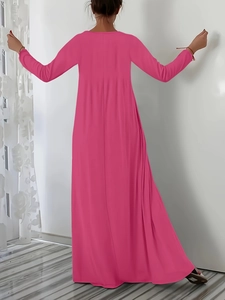 Vue arrière d'une robe longue rose à manches longues avec taille haute et coupe évasée