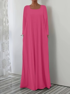 Vue complète d'une robe longue fuchsia à manches longues avec décolleté carré et coupe ample
